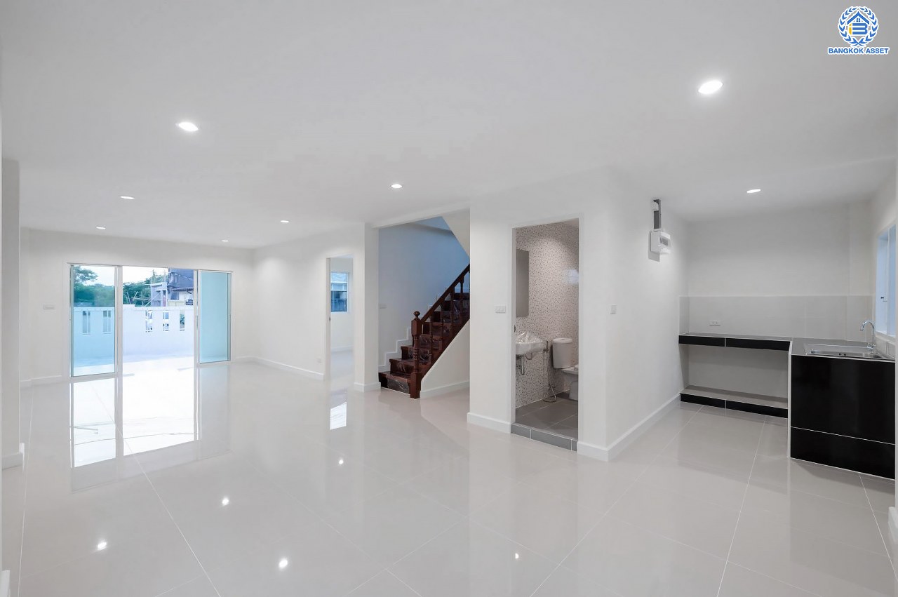 บ้านมือสองตกแต่งใหม่ โครงการ กฤษดานคร18 พุทธมณฑลสาย3 เนื้อที่ 74 ตร.ว. บนพื้นที่ใช้สอย 158.9 ตร.ม. อีกระดับของฟังก์ชัน 4 ห้องนอน 3 ห้องน้ำ จอดรถได้ 2 คัน พร้อม 1 ห้องอเนกประสงค์สุด Private ที่สามารถปรับการใช้งานได้หลากหลาย บนทำเลศักยภาพเชื่อมต่อหลายเส้นทาง ใกล้เซ็นทรัลปิ่นเกล้า ม.มหิดล และทางด่วน "ศรีรัช"